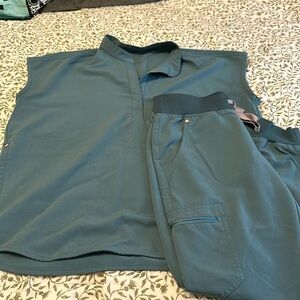 Figs scrub set. Size small, teal color.